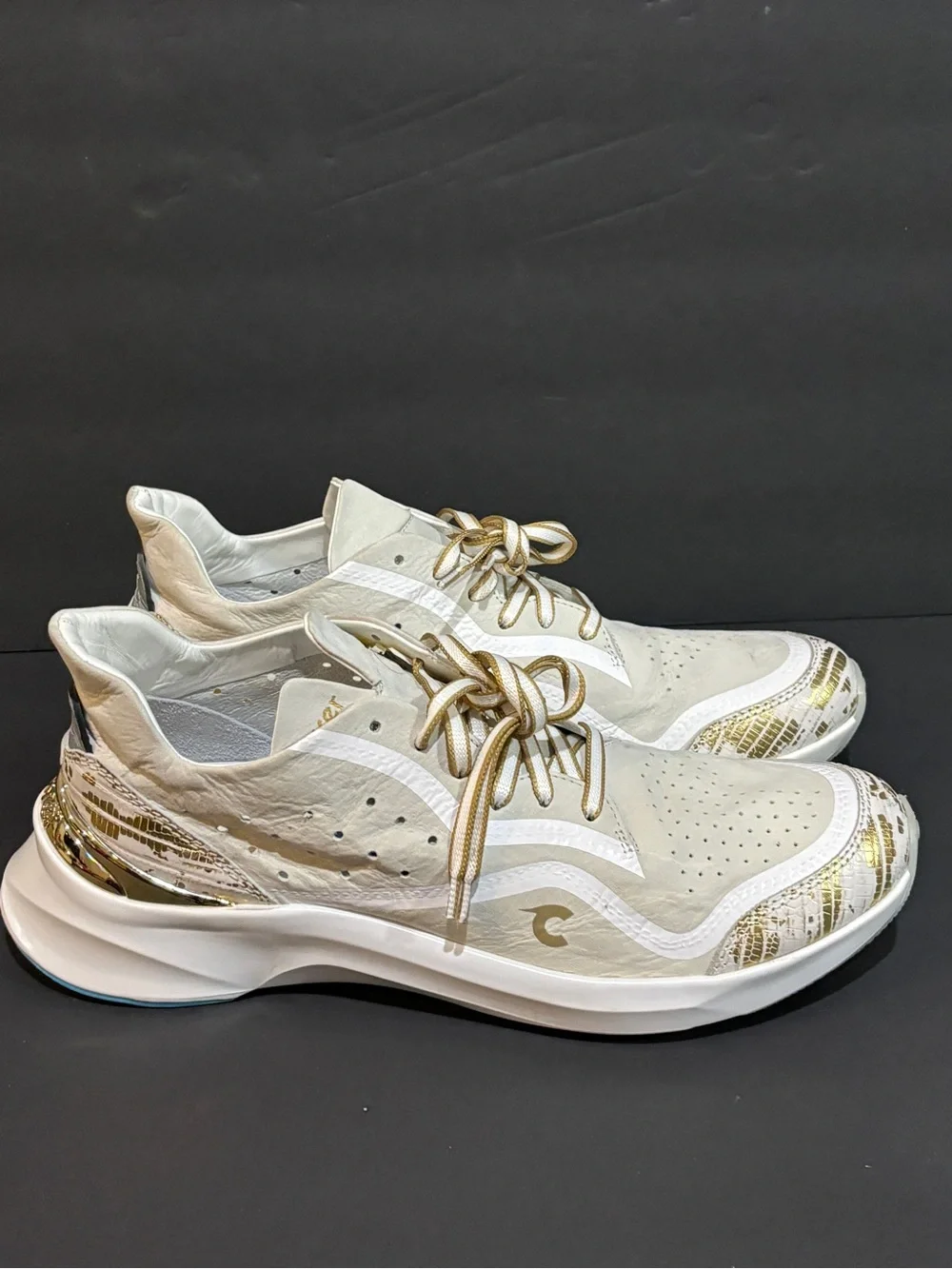 Courser Uno Women’s Sneakers – White Luxe / Gold – Size 11